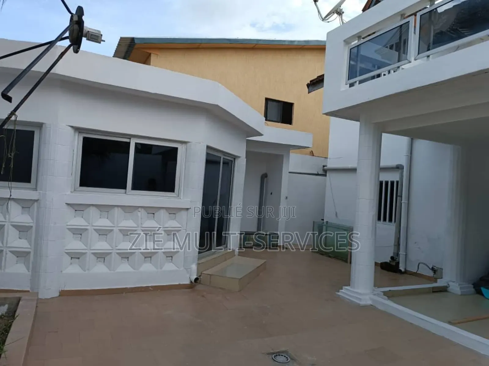 Furnished 12chbre Duplex dans Zié Multi-Service, Cocody à Vendre