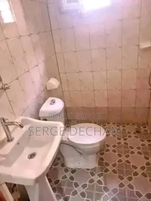 Maison Basse Basse 04pieces 170milles . Condtn 05mois