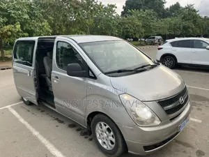 Photo - Hyundai H1 2015 Gris