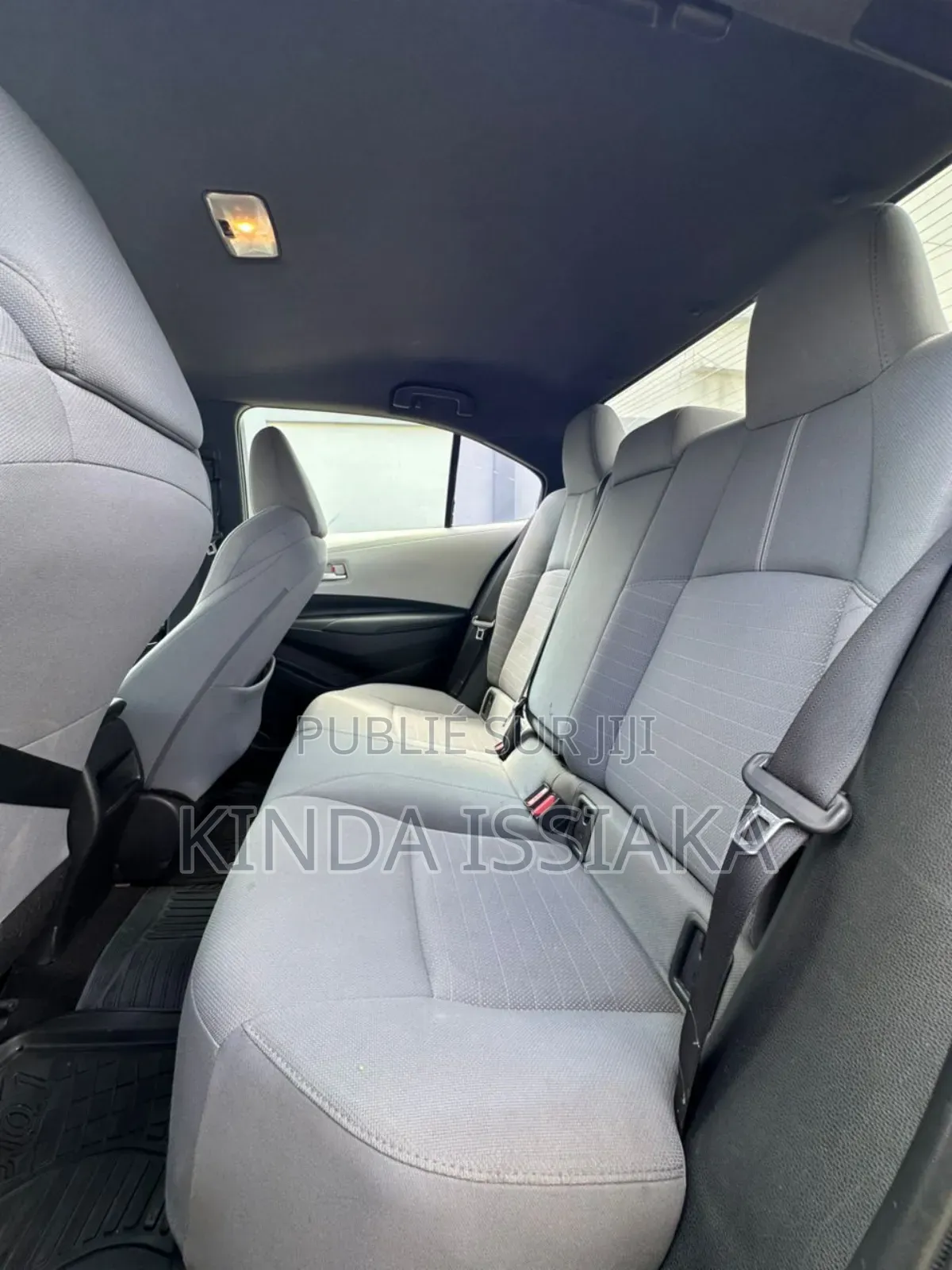 Toyota Corolla SE (1.8L 4cyl 2A) 2019 Gris