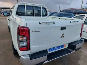 New Mitsubishi L200 2023 Blanc
