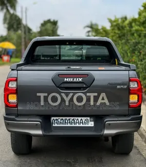 Toyota Hilux 2024 Gris