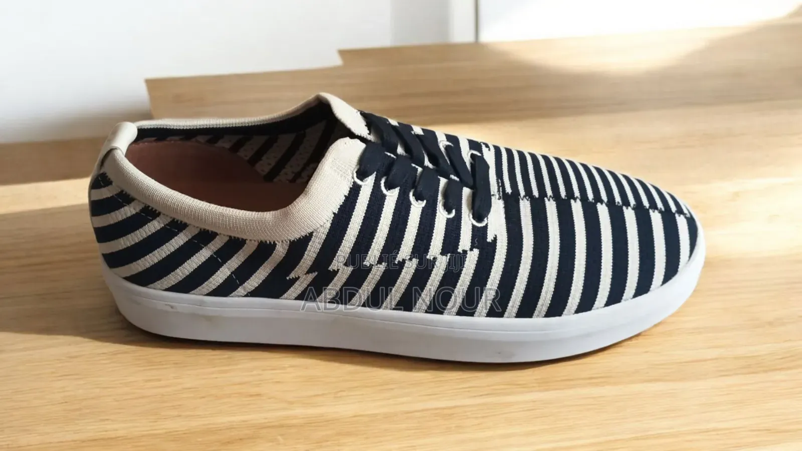 Paires De Sneakers Rayées Bleu Marine Et Blanc