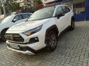 Photo - Toyota RAV4 Limited 2021 Blanc