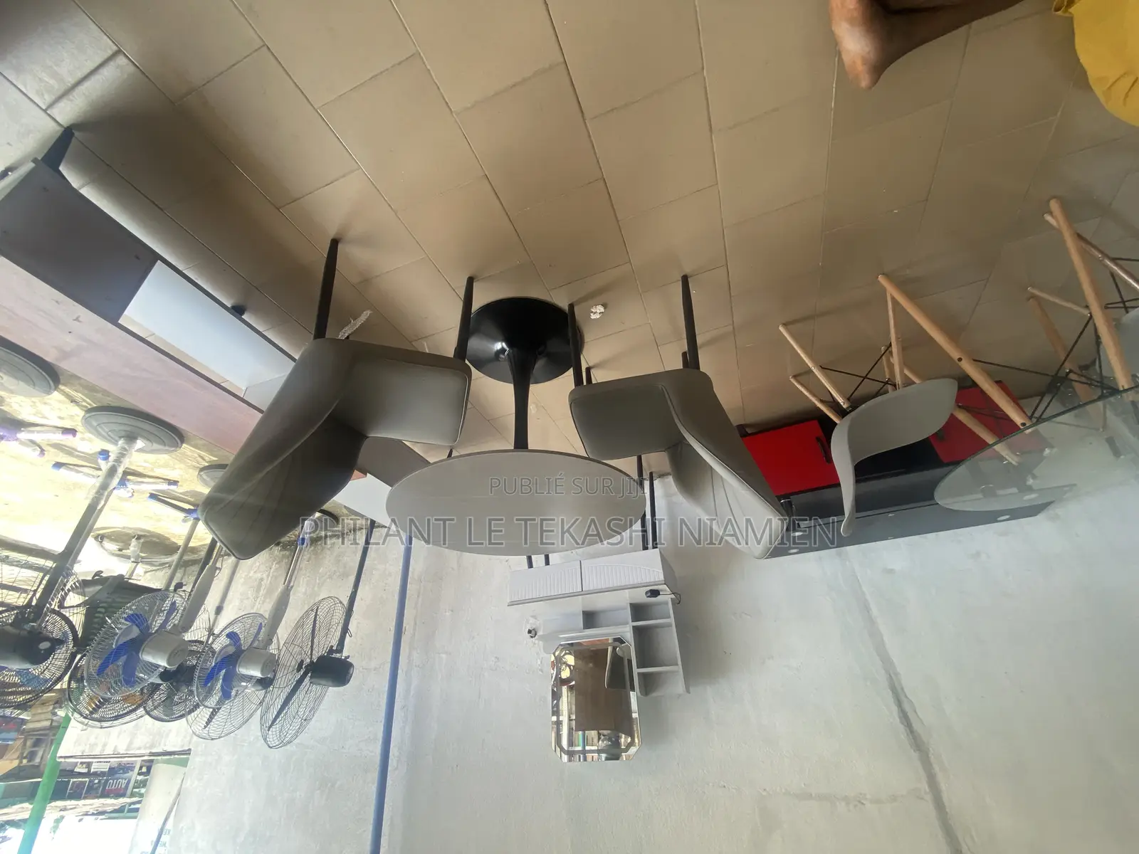 Table À Manger Et Deux Chaises en Cuir