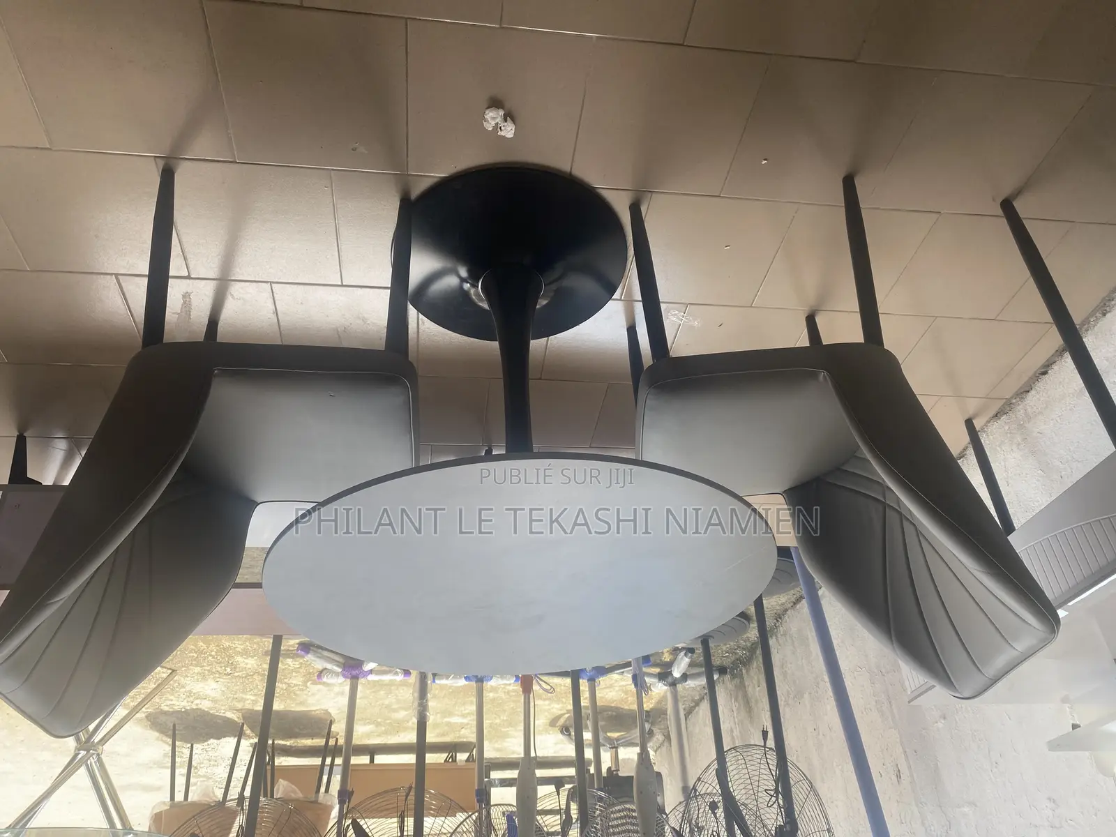 Table À Manger Et Deux Chaises en Cuir