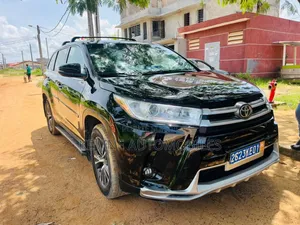 Photo - Toyota Highlander LE 2019 Noir Mat