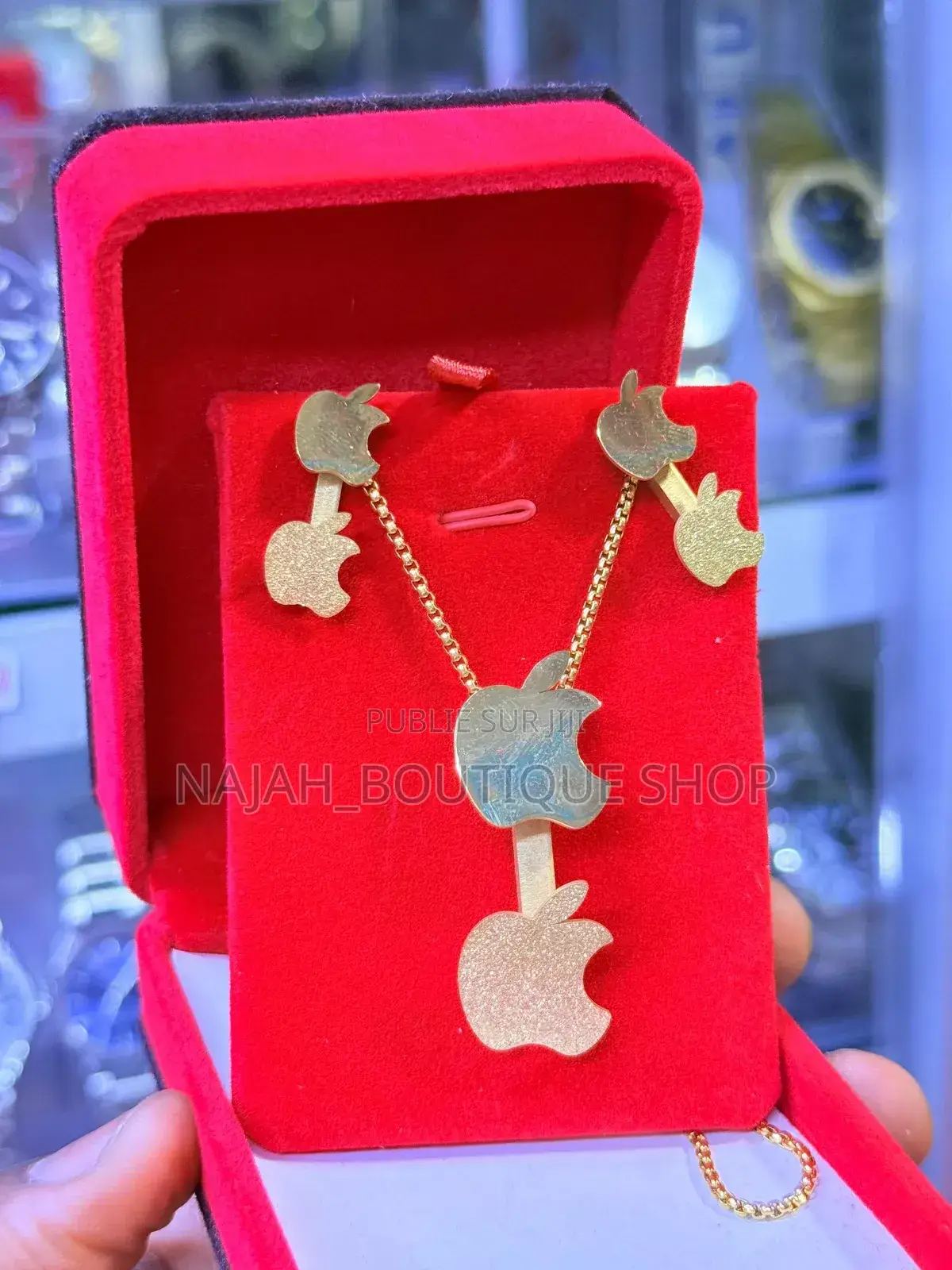 Chaine Et Bouc a Oreille