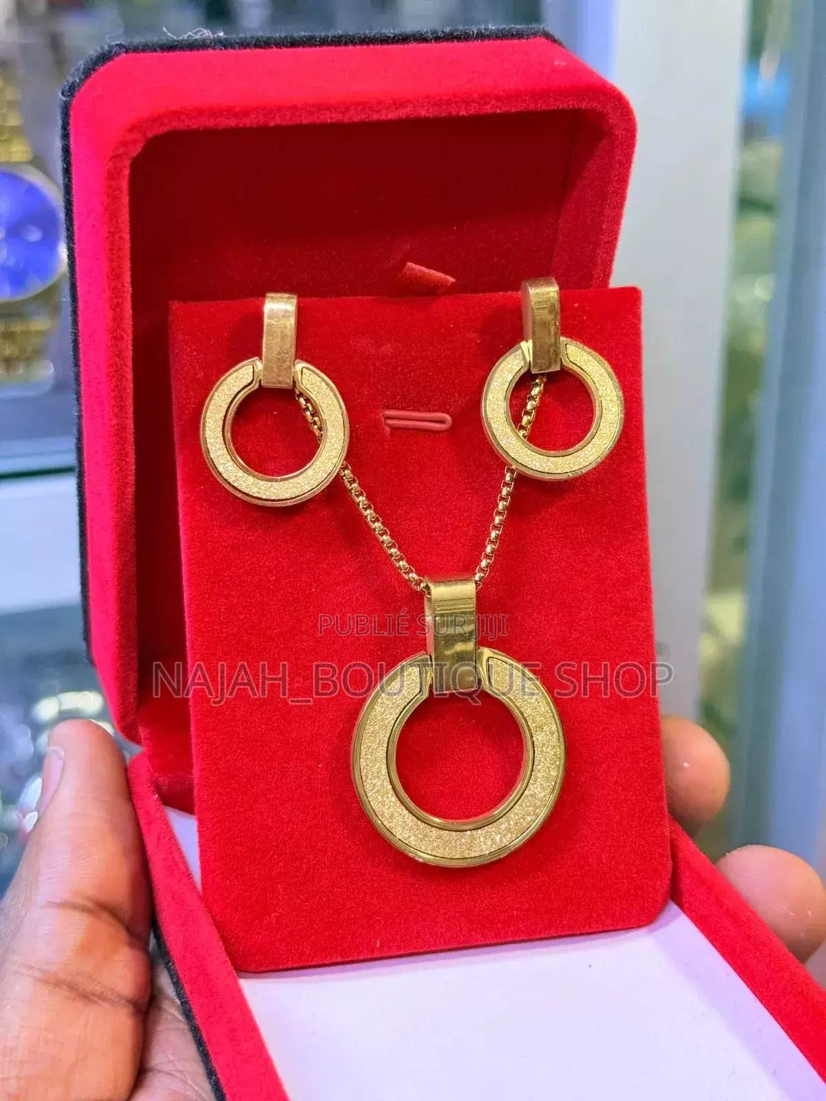 Chaine Et Bouc a Oreille