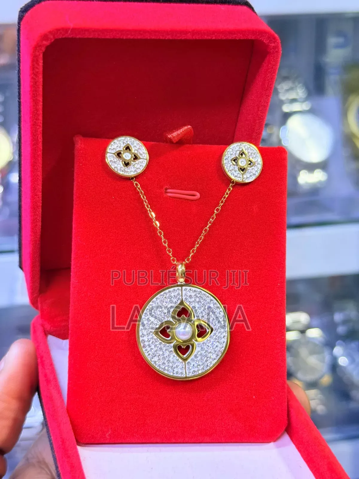 Chaine Et Bouc a Oreille