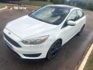 Ford Focus S Sedan FWD (2.0L 4cyl 5M) 2016 Blanc cassé