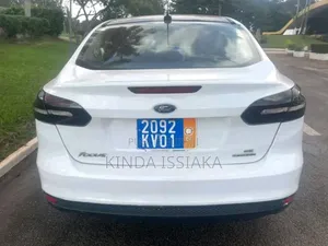 Ford Focus S Sedan FWD (2.0L 4cyl 5M) 2016 Blanc cassé