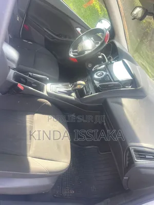 Ford Focus S Sedan FWD (2.0L 4cyl 5M) 2016 Blanc cassé