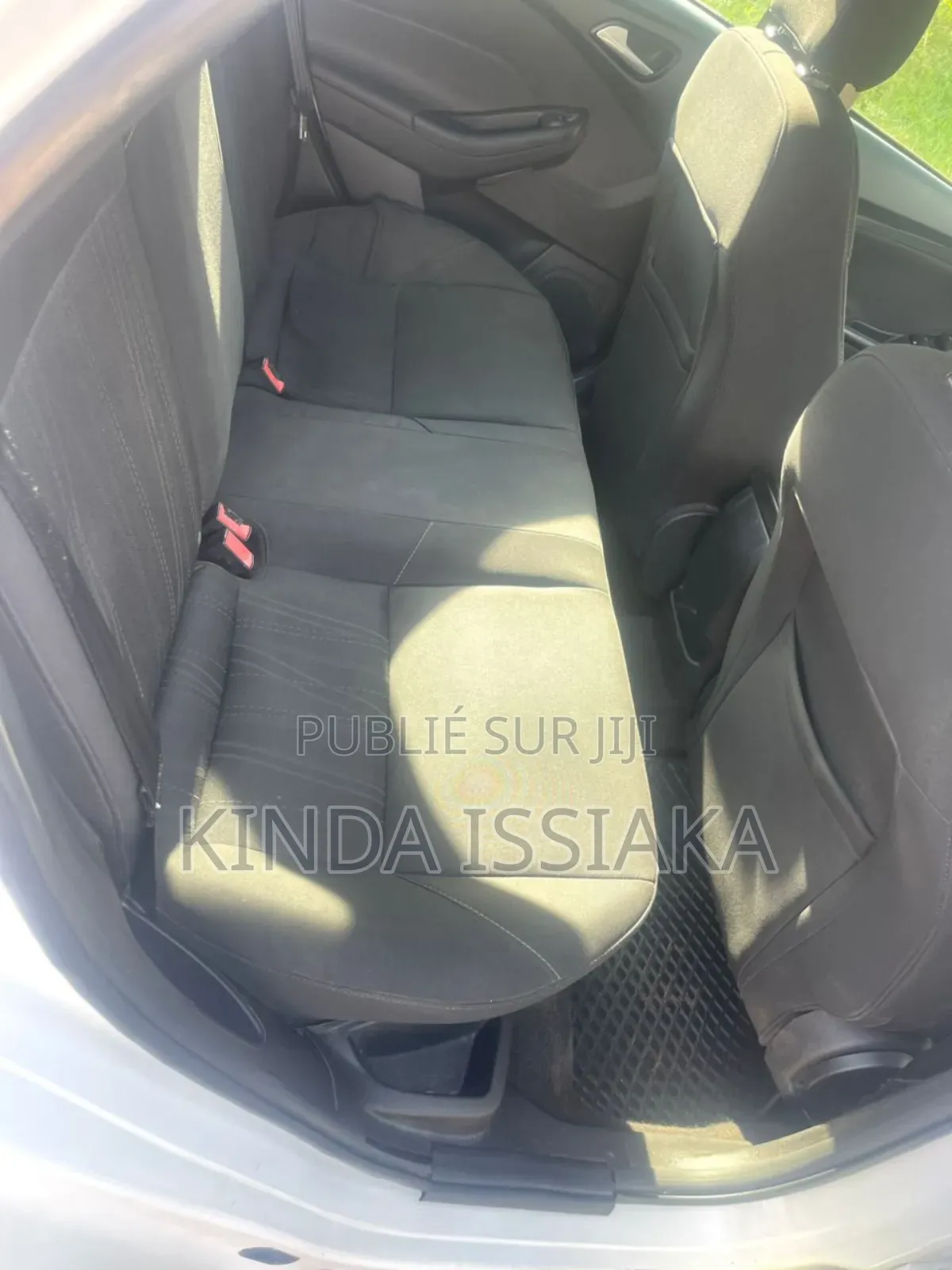 Ford Focus S Sedan FWD (2.0L 4cyl 5M) 2016 Blanc cassé