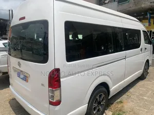 Toyota HiAce 2023 Blanc