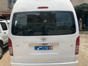 Toyota HiAce 2023 Blanc
