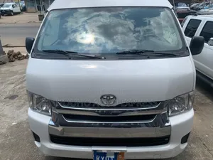 Toyota HiAce 2023 Blanc