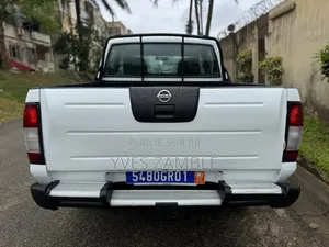 Nissan Hardbody 2015 Blanc
