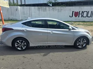 Hyundai Elantra Limited Sedan FWD (1.8L 4cyl 6A) 2016 Gris