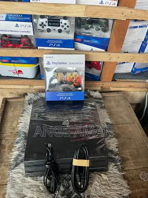 Playstation 4 Pro Craquée Avec Manette Et Accessoires Complet