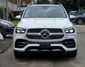 Photo - Mercedes-Benz GLC-Class 2021 Blanc cassé