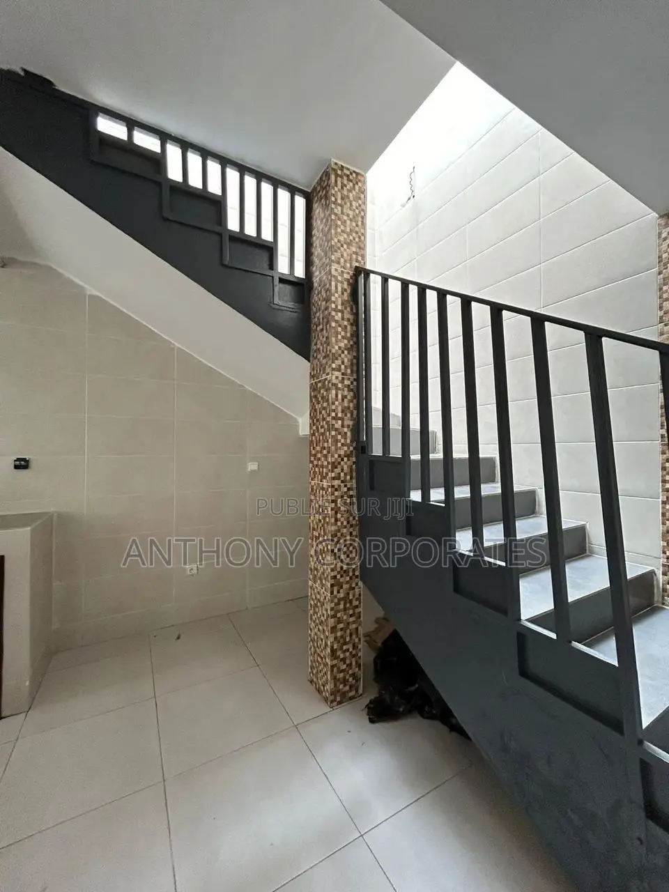 3chbre Duplex dans Anthony, Cocody à Louer