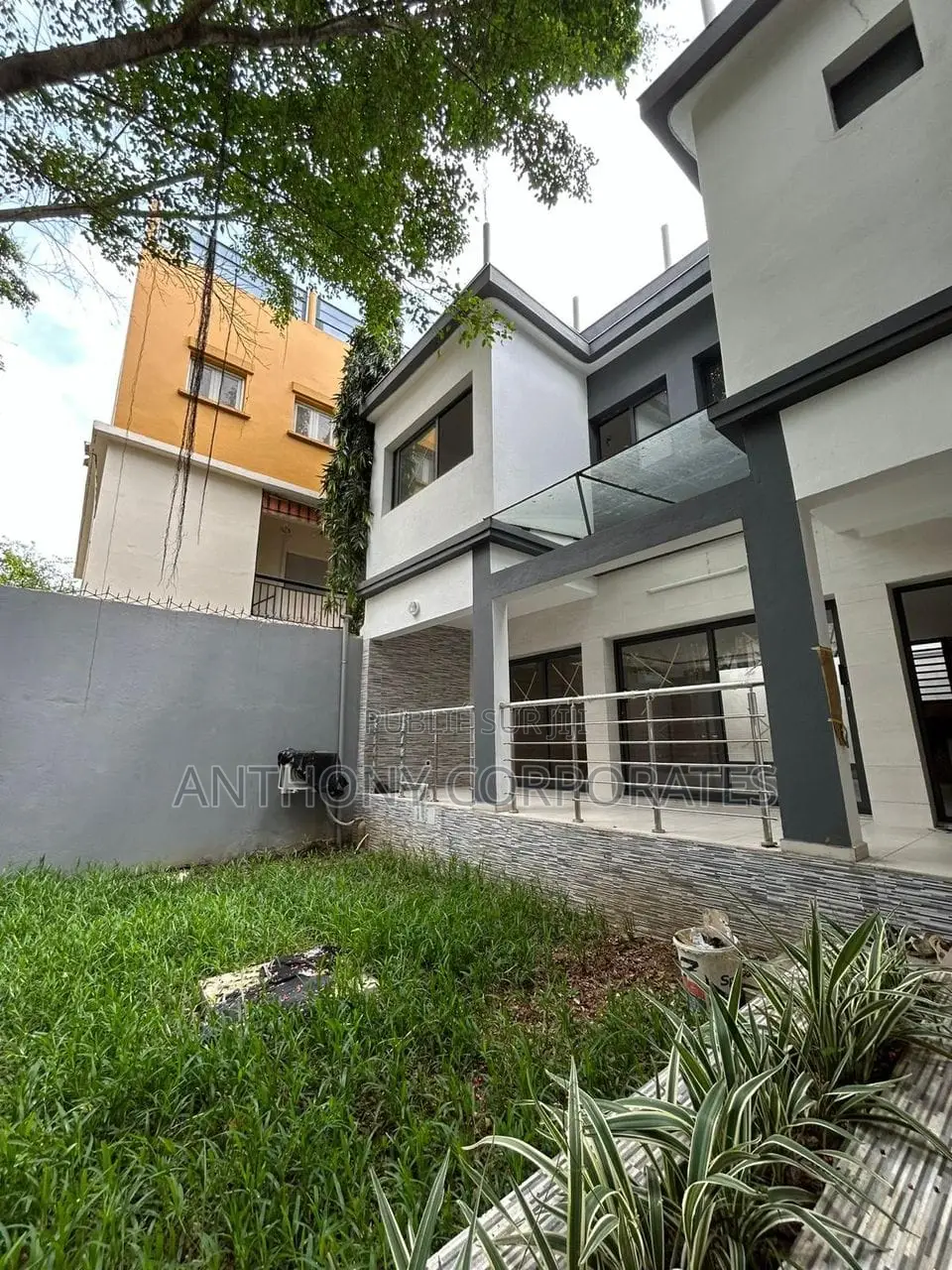 3chbre Duplex dans Anthony, Cocody à Louer