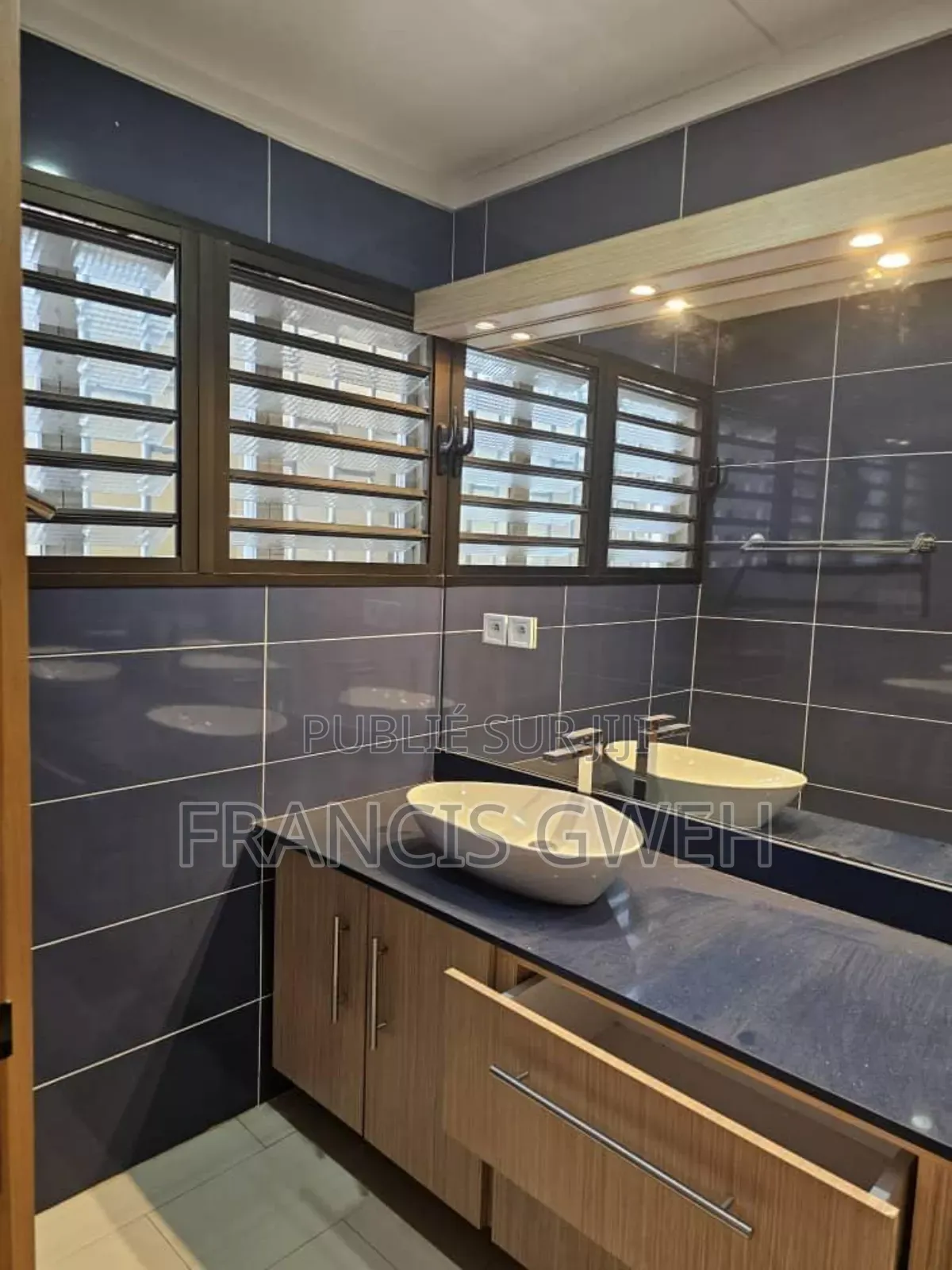 3chbre Villa dans Gweh Francis, Cocody à Louer