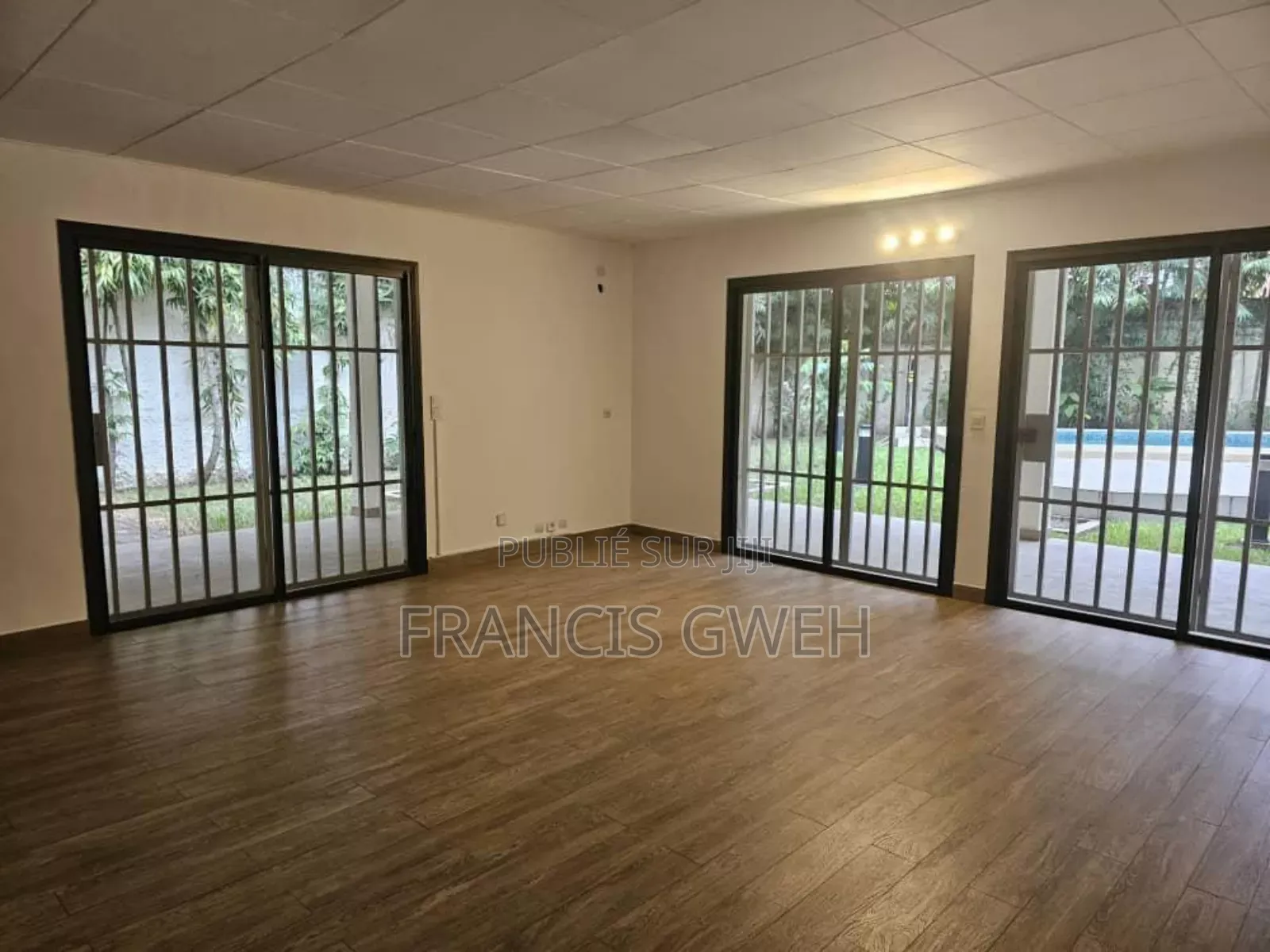 3chbre Villa dans Gweh Francis, Cocody à Louer
