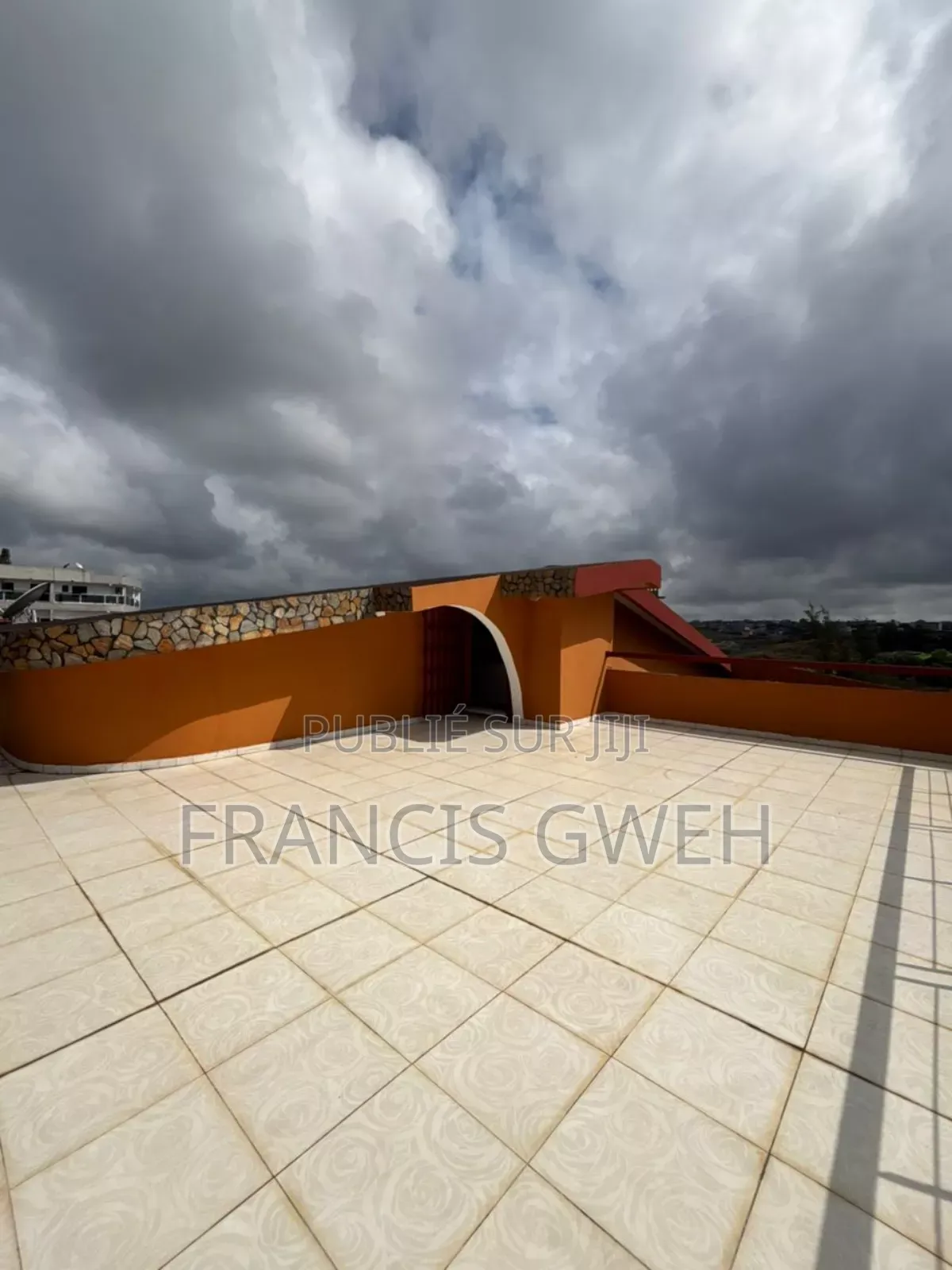 6chbre Duplex dans Gweh Francis, Cocody à Louer