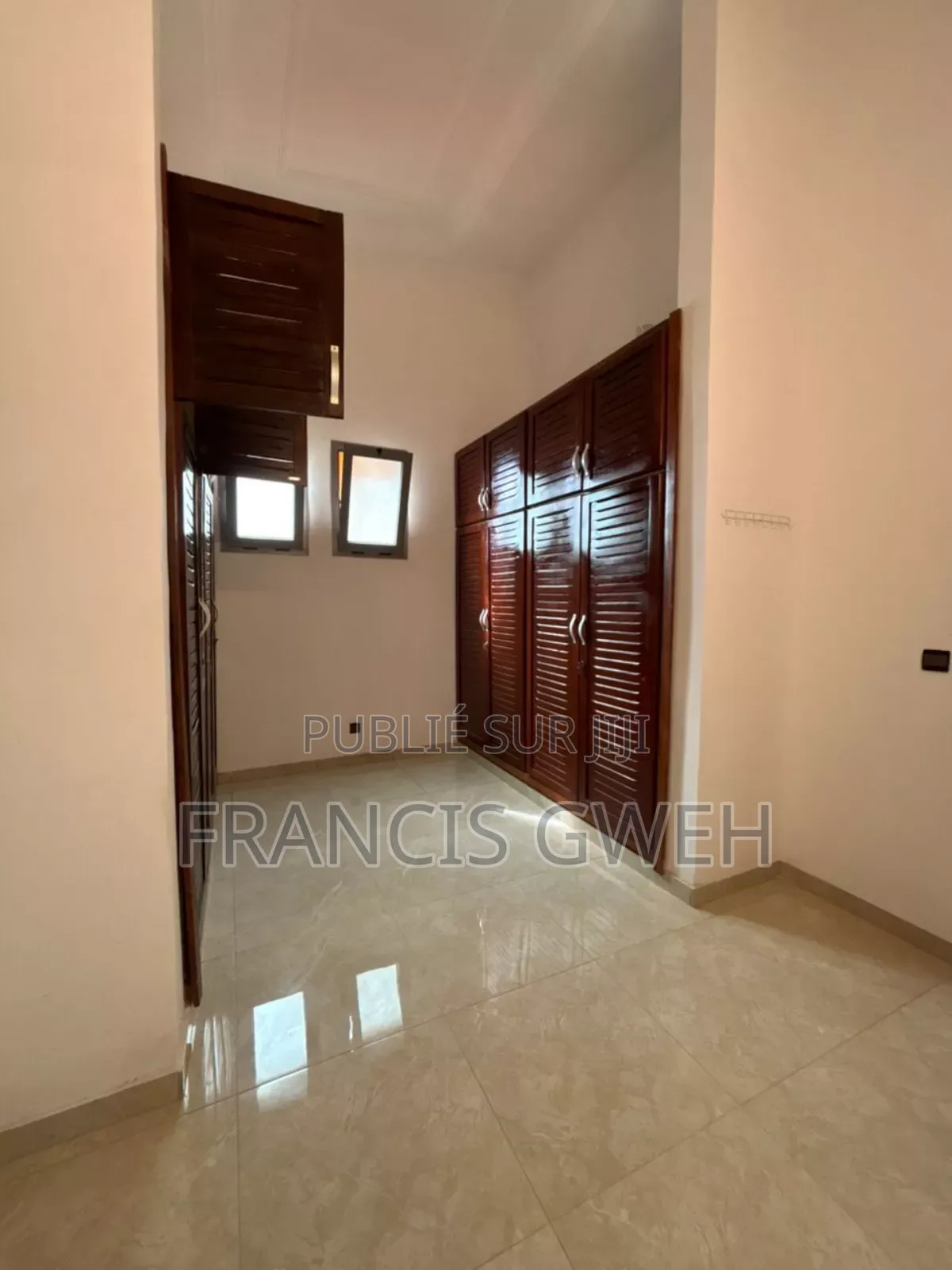 6chbre Duplex dans Gweh Francis, Cocody à Louer