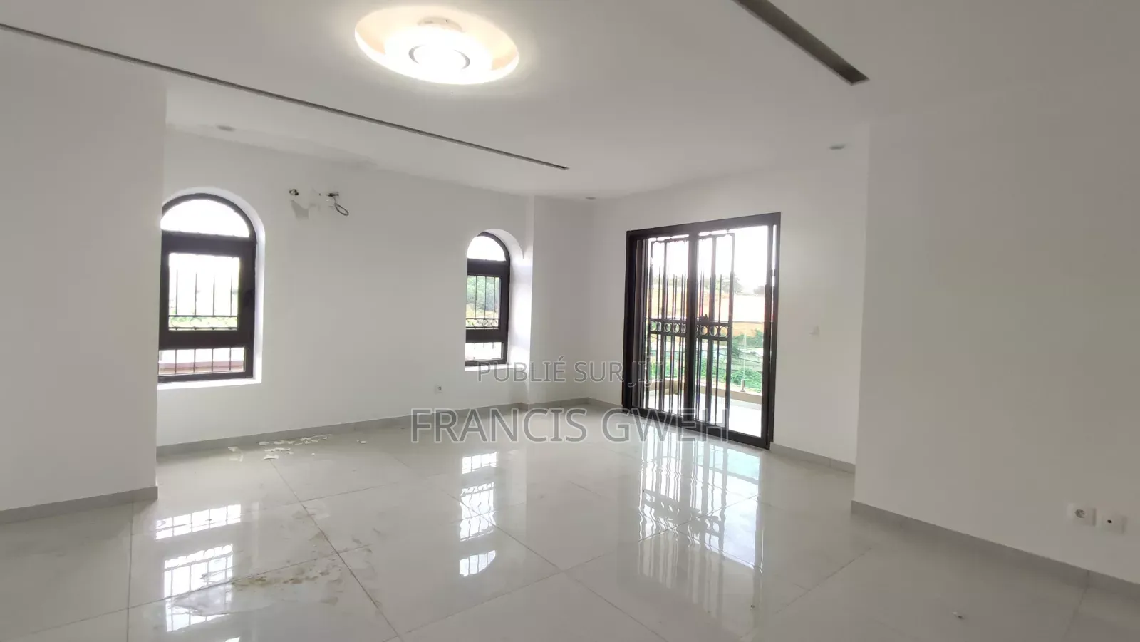 5chbre Duplex dans Gweh Francis, Cocody à Louer