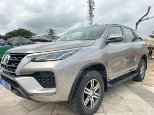 Photo - Toyota Fortuner 2023 Gris