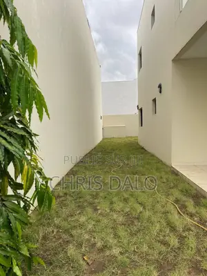 5chbre Duplex dans Dalo Davy, Cocody à Louer