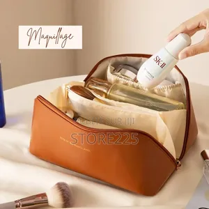 Rousse De Maquillage Disponible Maintenant 