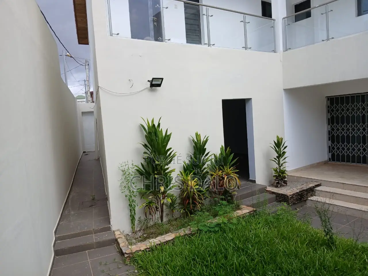 5chbre Duplex dans Dalo Davy, Cocody à Louer