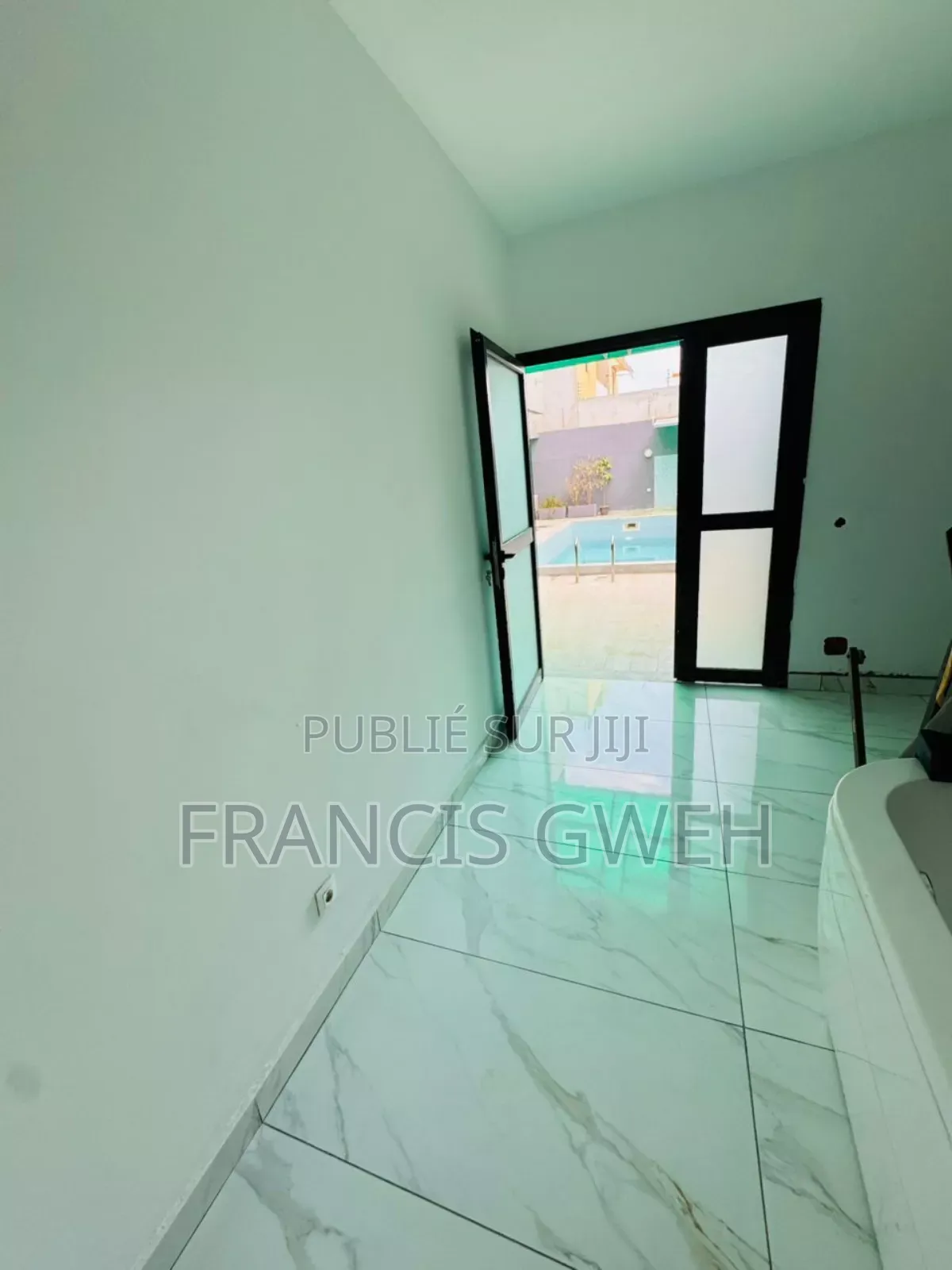 4chbre Duplex dans Gweh Francis, Cocody à Louer