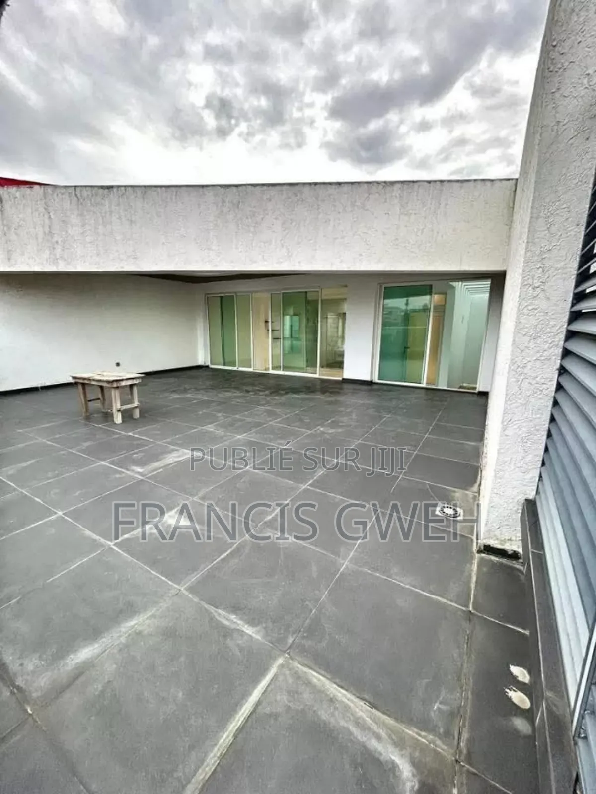 4chbre Duplex dans Gweh Francis, Cocody à Louer