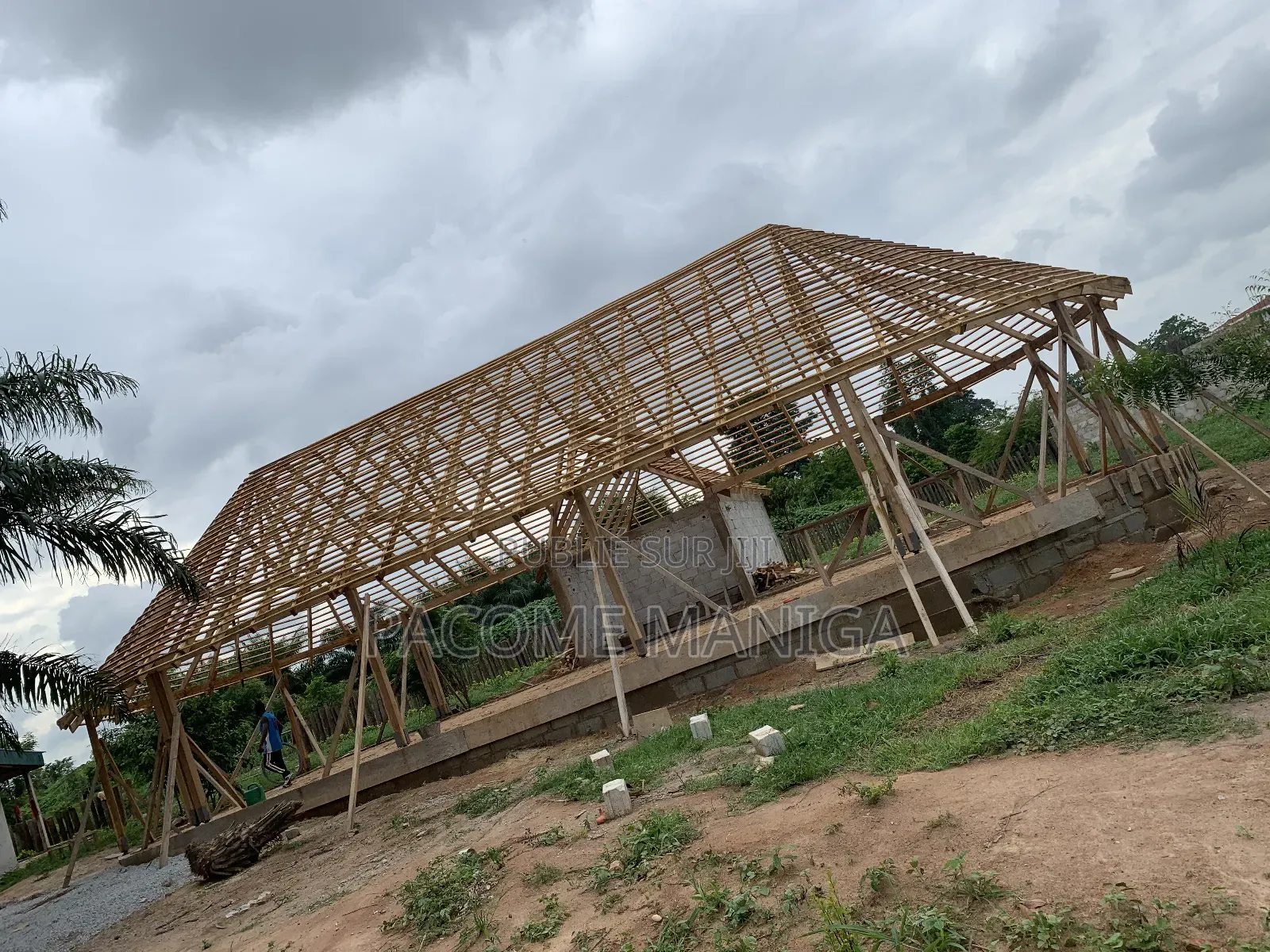 Spécialiste en Paillote en Charpente Et Tuiles Métallique