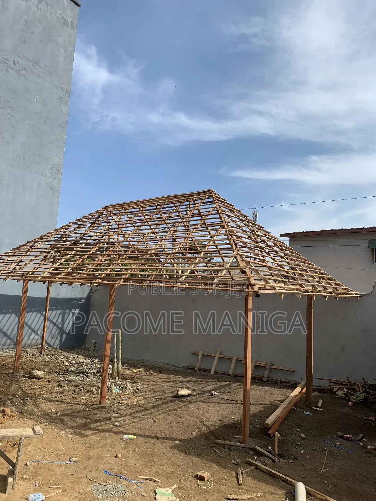 Spécialiste en Paillote en Charpente Et Tuiles Métallique