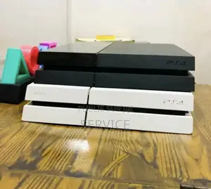 Photo - Ps4 Avec 3 Cd 10 Jeux Installé Et Deux Manettes