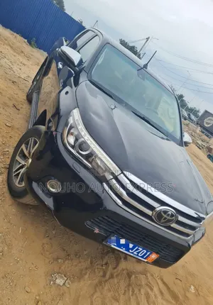 Photo - Toyota Hilux 2019 Black