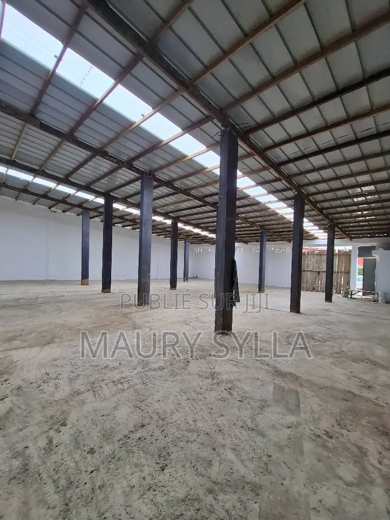 Entrepot À Louer À Cocody Riviera Bonoumin