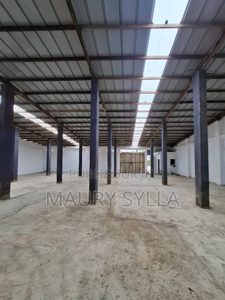 Entrepot À Louer À Cocody Riviera Bonoumin