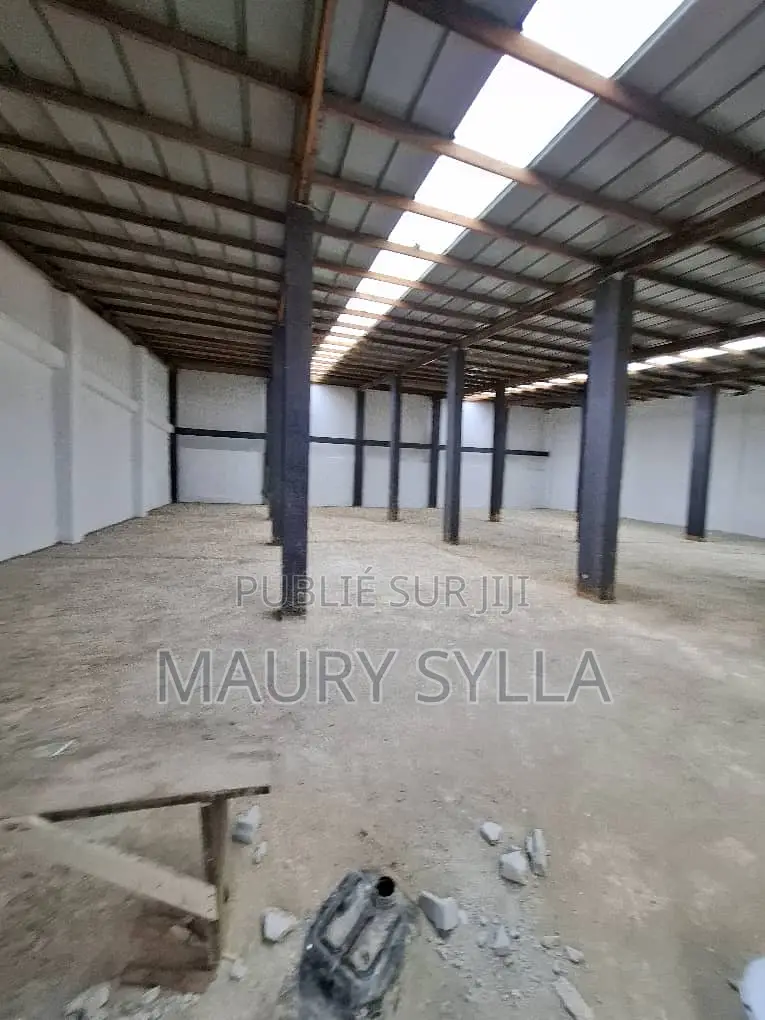 Entrepot À Louer À Cocody Riviera Bonoumin