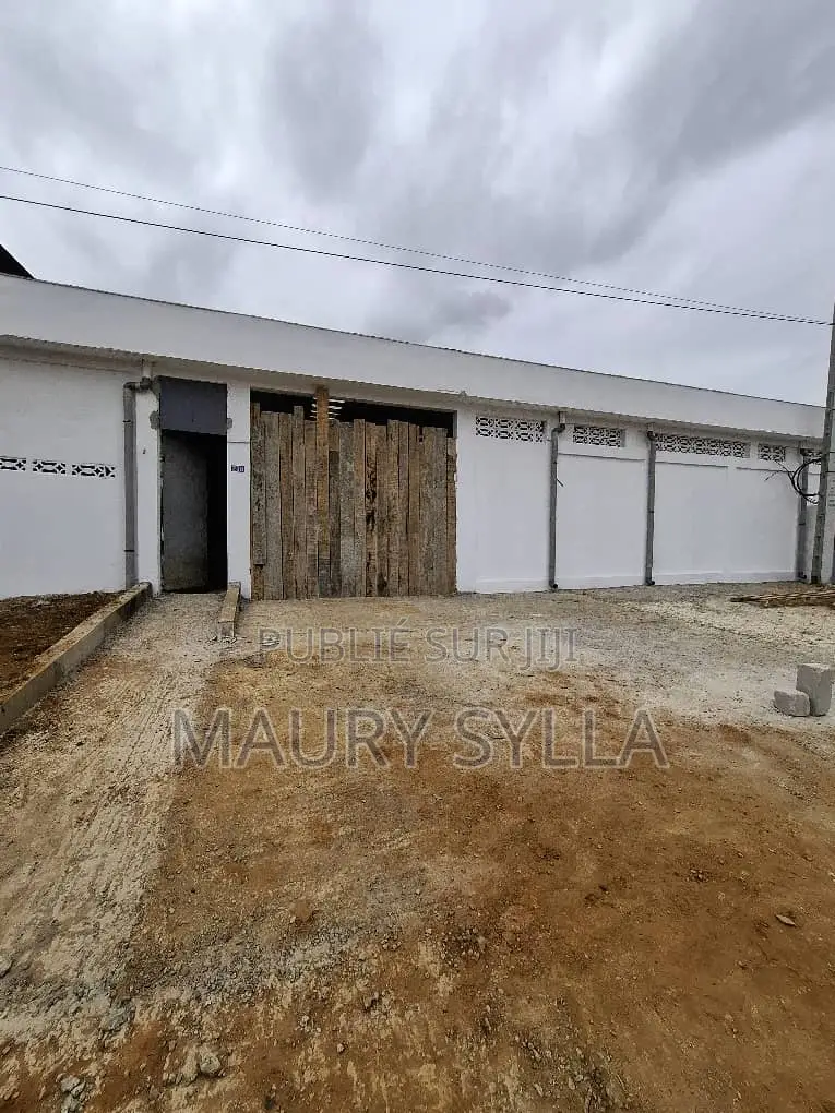 Entrepot À Louer À Cocody Riviera Bonoumin