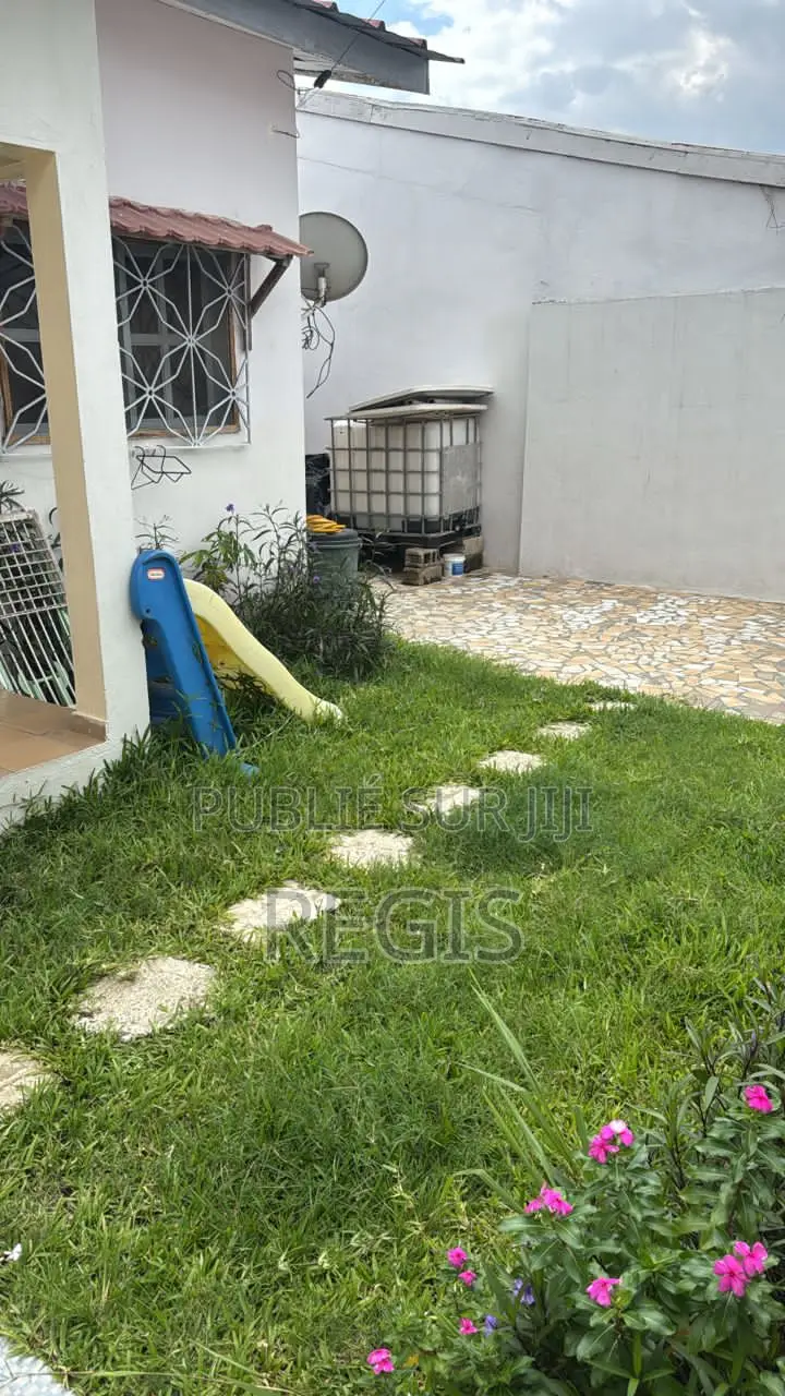 3chbre Maison de ville / Terrasse dans Villa Basse, Cocody à Louer