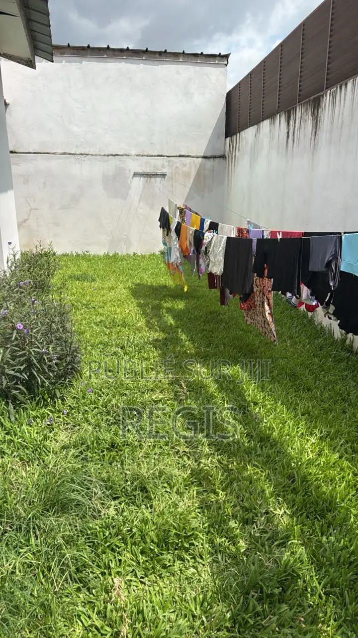 3chbre Maison de ville / Terrasse dans Villa Basse, Cocody à Louer