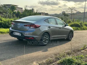 Hyundai Elantra Limited 2020 Gris