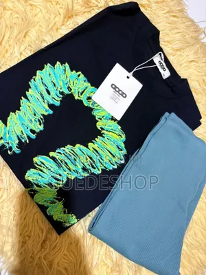 Photo - Enssemble Tee-Shirts Et Collant